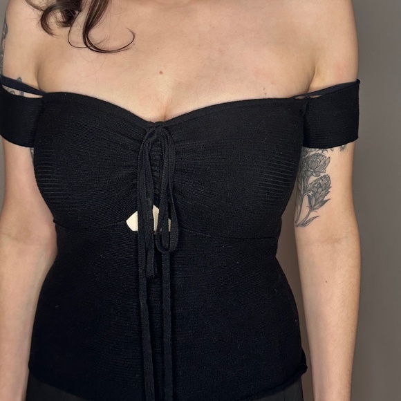 Express off the shoulder Keyhole top - Picture 1 of 1